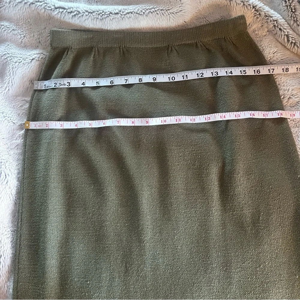 St. John knit sweater and skirt set in good condition